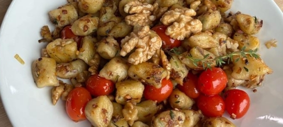 Nhoque Amanteigado com Nozes | Nhoque com Molho Caprese