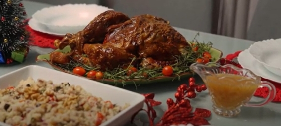 Peru ao molho aveludado com cuscuz marroquino de Natal